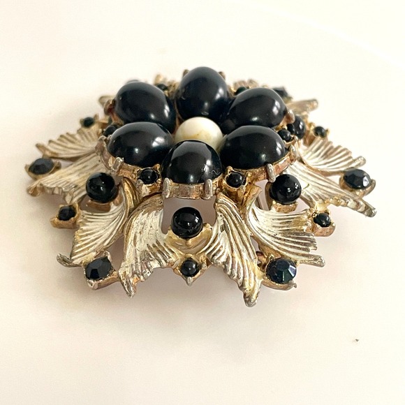 D'arne Jewelry - Vintage Black & White Floral Starburst Brooch with Cabochon Rhinestone D'ARNE 2"